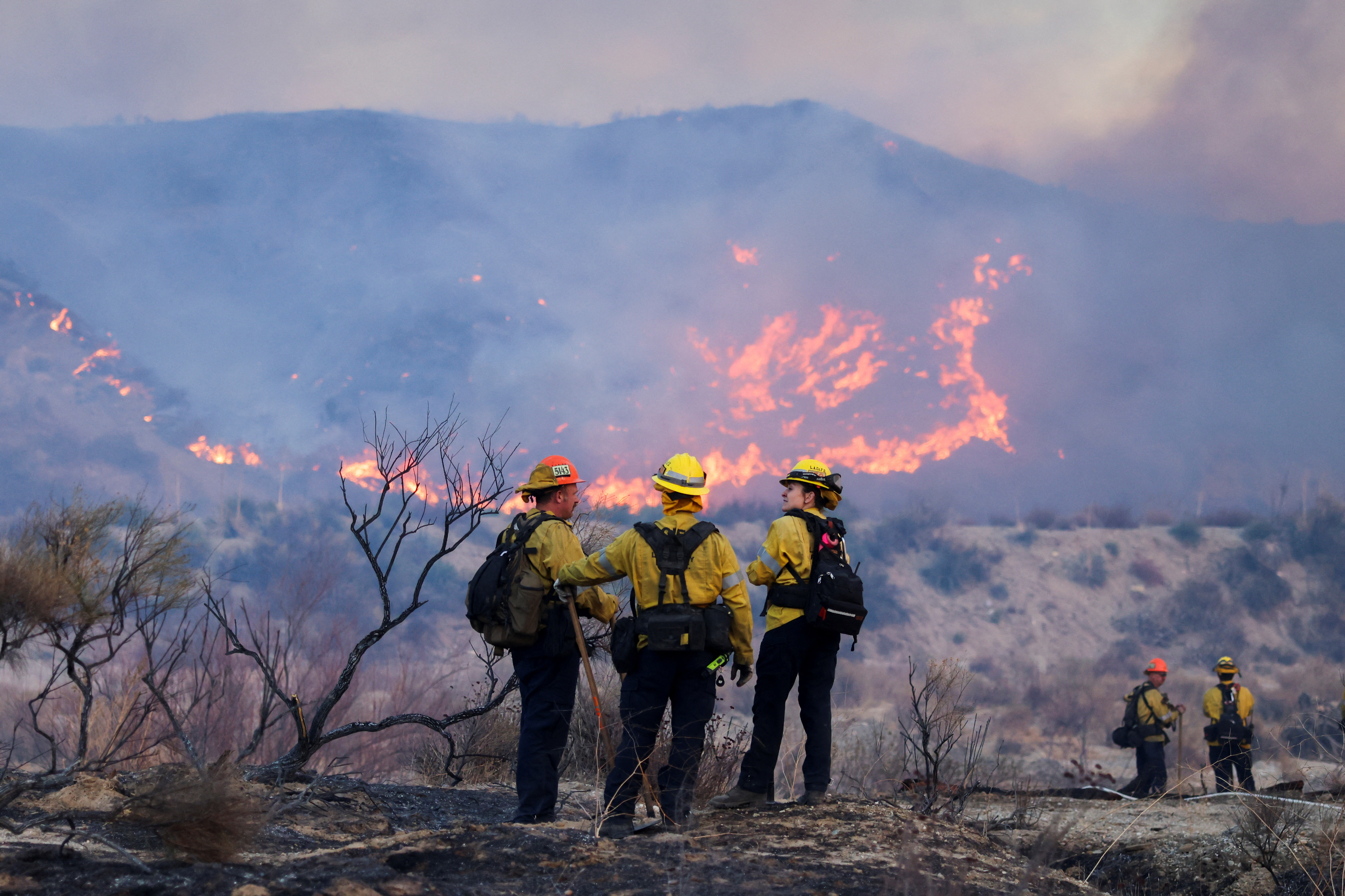 image New wildfire near Los Angeles explodes to 9,400 acres, forces evacuations