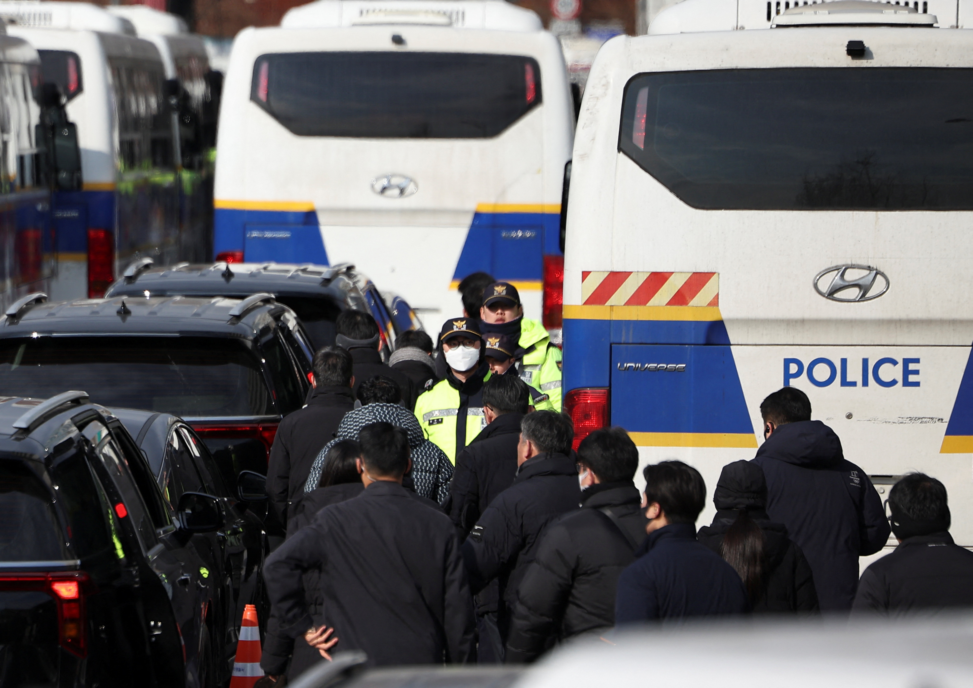 image South Korean authorities fail to arrest impeached President Yoon due to security stand-off