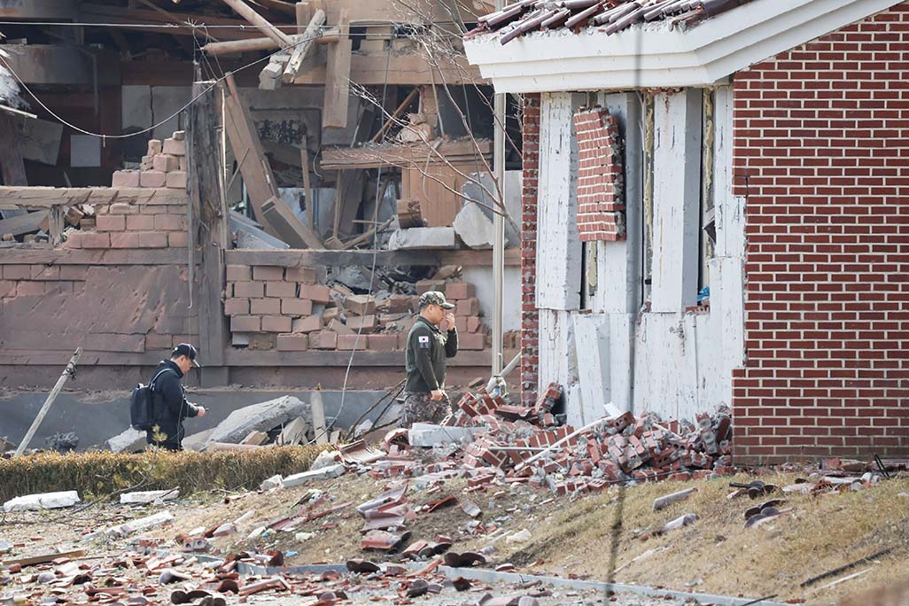 image South Korea jets accidentally drop bombs on homes, injuring 15