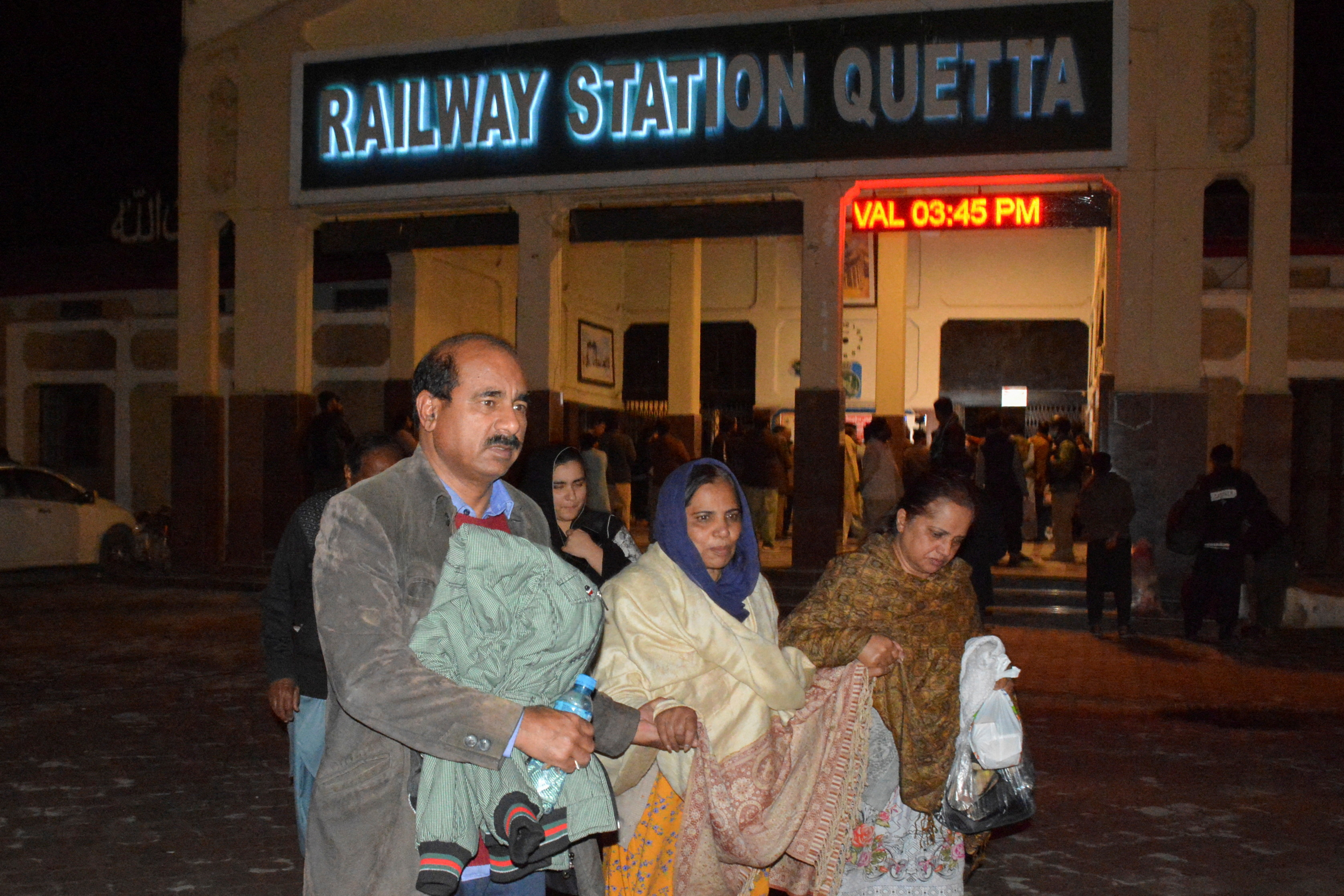 image Militants say they have killed 50 hostages from Pakistan train hijacking