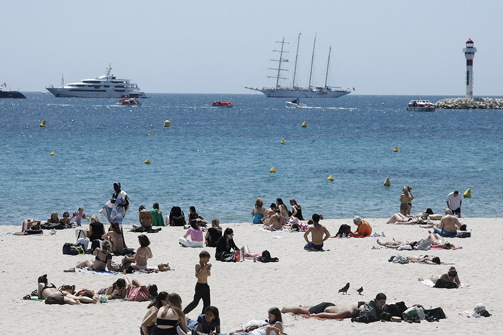image France to ban smoking at beaches, parks and outside schools to protect children