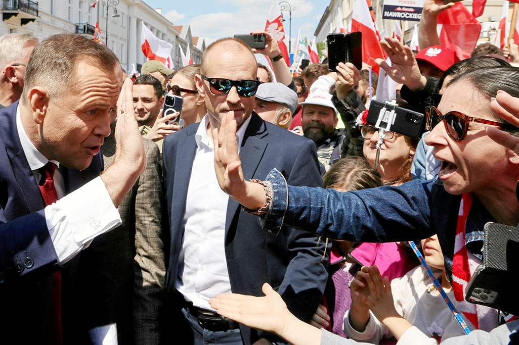 image Punch-ups and tobacco pouches: Polish presidential race gets personal